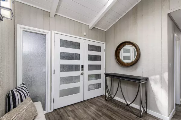 370 Oak Ln, Pleasanton, CA 94566