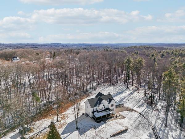 8 Willow Vale RD, Atkinson, NH 03811