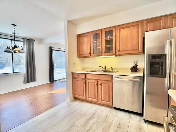 456 Raintree DR #1A, Glen Ellyn, IL 60137