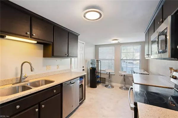 108 White Ridge LN, Yorktown, VA 23693