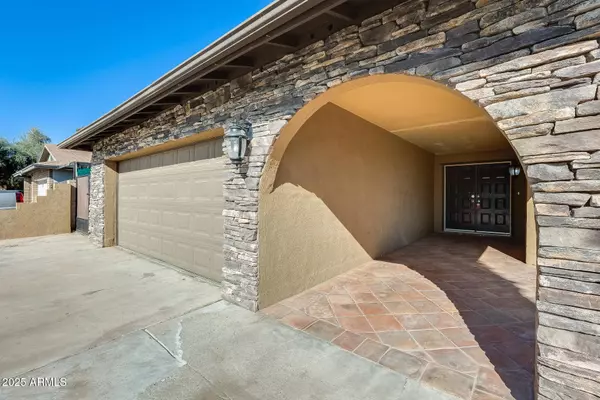 7010 W MEDLOCK Drive, Glendale, AZ 85303