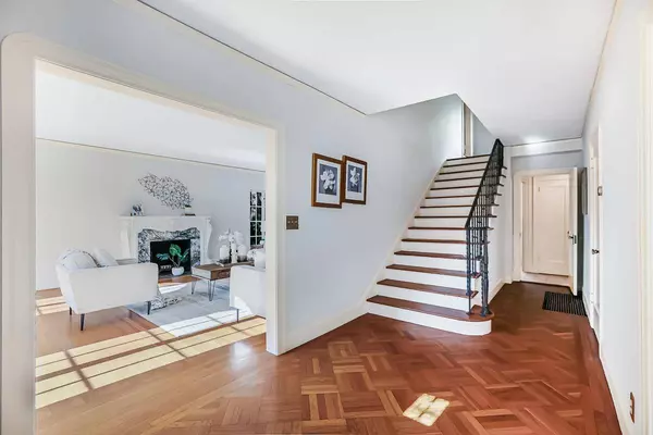 818 Northvale RD, Oakland, CA 94610