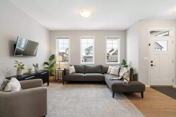 147 Sandstone DR, Okotoks, AB T1S 5R8