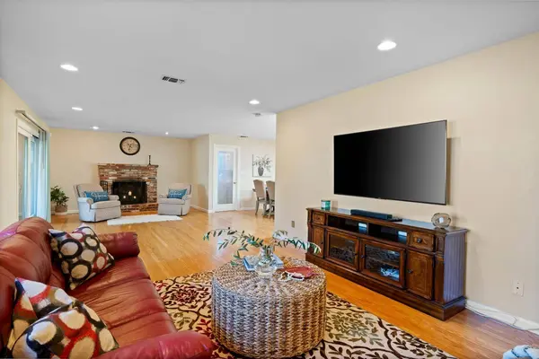 19 Lakeshore CIR, Sacramento, CA 95831