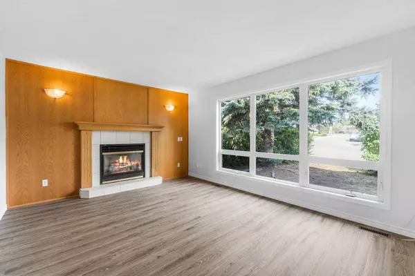 76 Jensen CRES NE, Airdrie, AB T4B 1N8