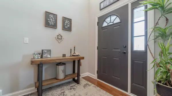 896 London LN, Valparaiso, IN 46383