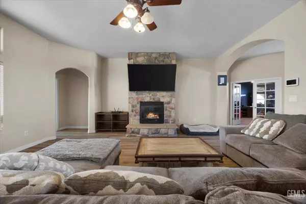 11801 Trackside Drive, Bakersfield, CA 93312