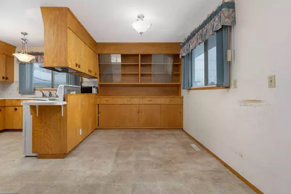 5318 50 AVE, Camrose, AB T4V 0P7