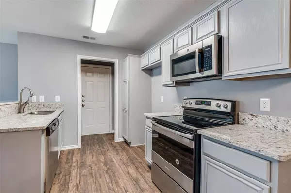 2816 Sunset Strip Avenue, Glenn Heights, TX 75154