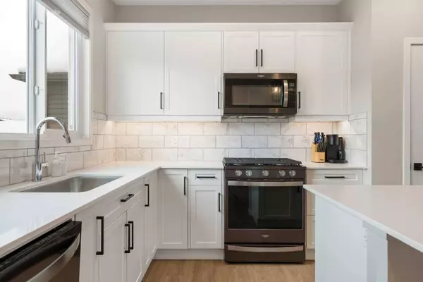 147 Sandstone DR, Okotoks, AB T1S 5R8