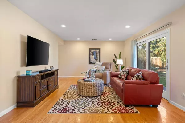 19 Lakeshore CIR, Sacramento, CA 95831