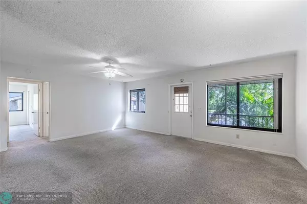 313 Knotty Pine Cir #D-2, Greenacres, FL 33463