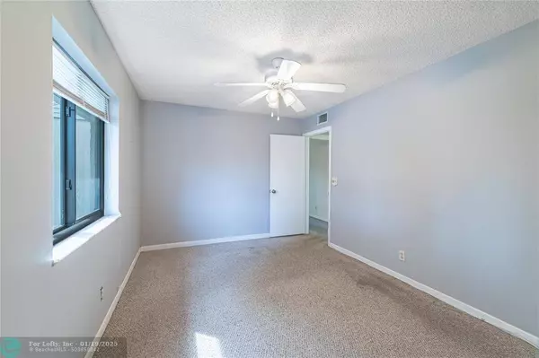 313 Knotty Pine Cir #D-2, Greenacres, FL 33463