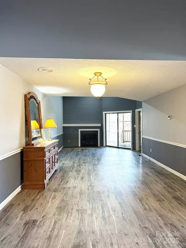 1017 N Center ST NW, Hickory, NC 28601