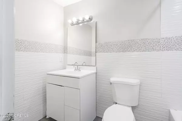 32 Louisburg Sq Square, Lakewood, NJ 08701