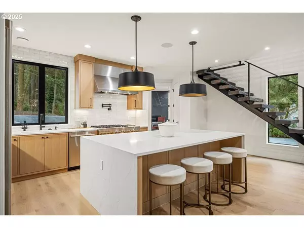 1572 CHANDLER RD, Lake Oswego, OR 97034