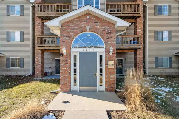 2743 Triple Crown Ln #8, Iowa City, IA 52240