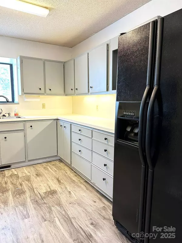 1017 N Center ST NW, Hickory, NC 28601