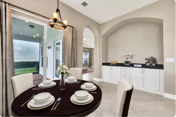 5165 VIZCAYA ST, Naples, FL 34142