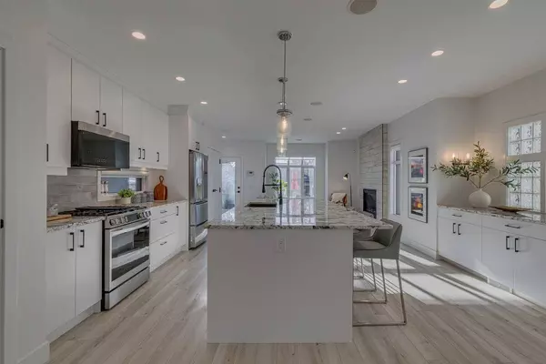 2045 49 AVE SW, Calgary, AB T2T2V5