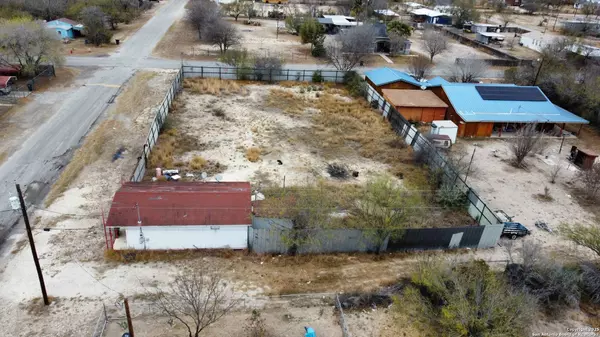 176 TAYLOR ST, La Pryor, TX 78872