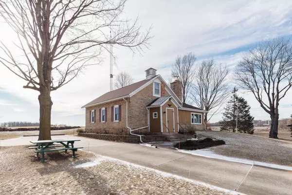 W3653 Decora Rd, Hubbard, WI 53032