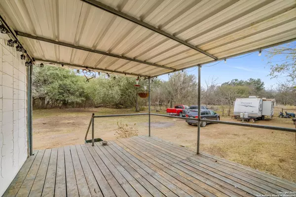 465 COUNTY ROAD 6753, Devine, TX 78016-4829