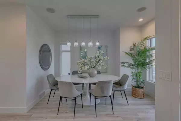 2045 49 AVE SW, Calgary, AB T2T2V5