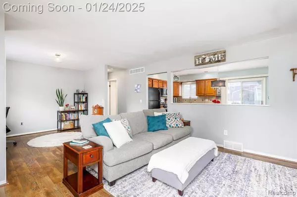 33613 LONGWOOD Drive, Farmington Hills, MI 48335