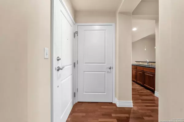 215 N Center St UNIT 908, San Antonio, TX 78202-2765