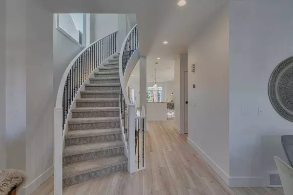 2045 49 AVE SW, Calgary, AB T2T2V5