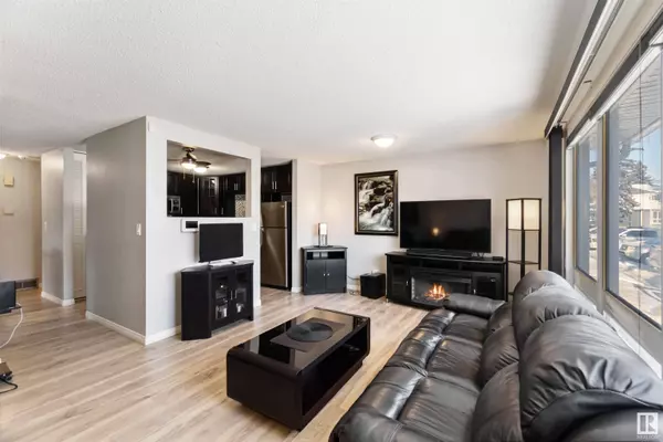 17047 100 ST NW, Edmonton, AB T5X 4R8