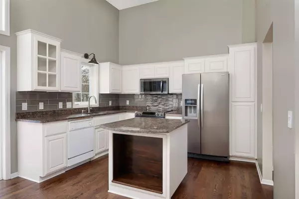 1375 Narcissus Curve, Victoria, MN 55386