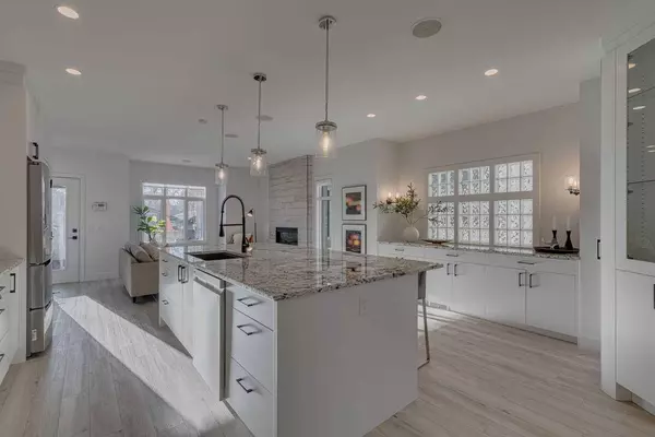 2045 49 AVE SW, Calgary, AB T2T2V5