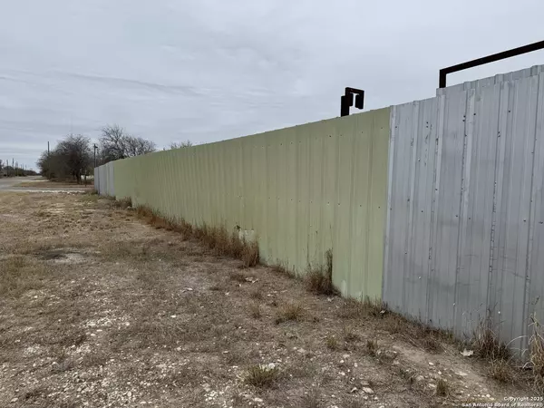 176 TAYLOR ST, La Pryor, TX 78872