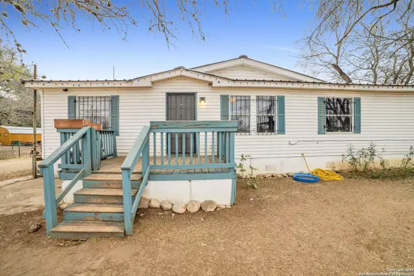 465 COUNTY ROAD 6753, Devine, TX 78016-4829