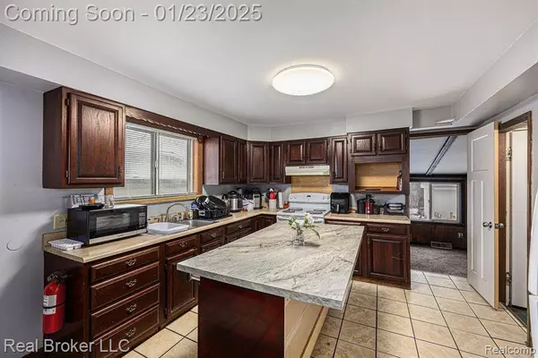 921 MINNIE Street, Port Huron, MI 48060