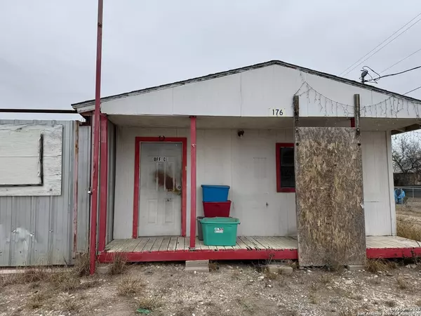 176 TAYLOR ST, La Pryor, TX 78872