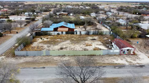 176 TAYLOR ST, La Pryor, TX 78872