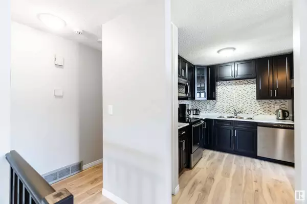 17047 100 ST NW, Edmonton, AB T5X 4R8