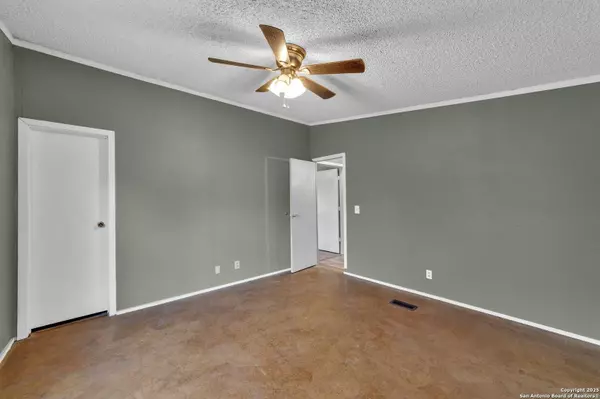 465 COUNTY ROAD 6753, Devine, TX 78016-4829