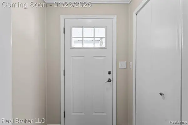 9201 HUTCHINS Street, White Lake, MI 48386