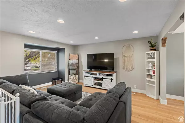 6490 S CYCLAMEN WAY W, West Jordan, UT 84081