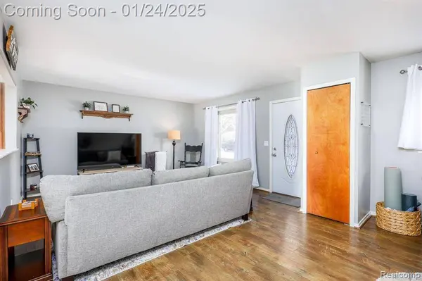 33613 LONGWOOD Drive, Farmington Hills, MI 48335