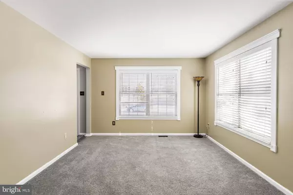 16 RED OAK DR, Mullica Hill, NJ 08062