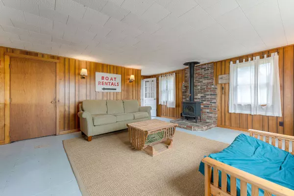 16 Dolphin LN, Harpswell, ME 04003