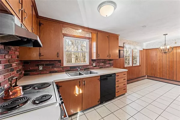 103 Pembroke LN, Coventry, RI 02816