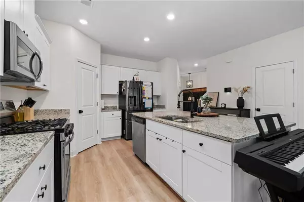 6188 Lanier Harbor LNDG, Buford, GA 30518