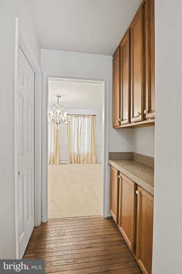 8523 W OAK PL, Vienna, VA 22182