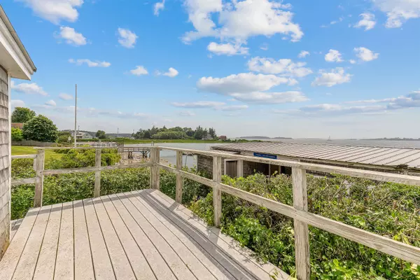 16 Dolphin LN, Harpswell, ME 04003